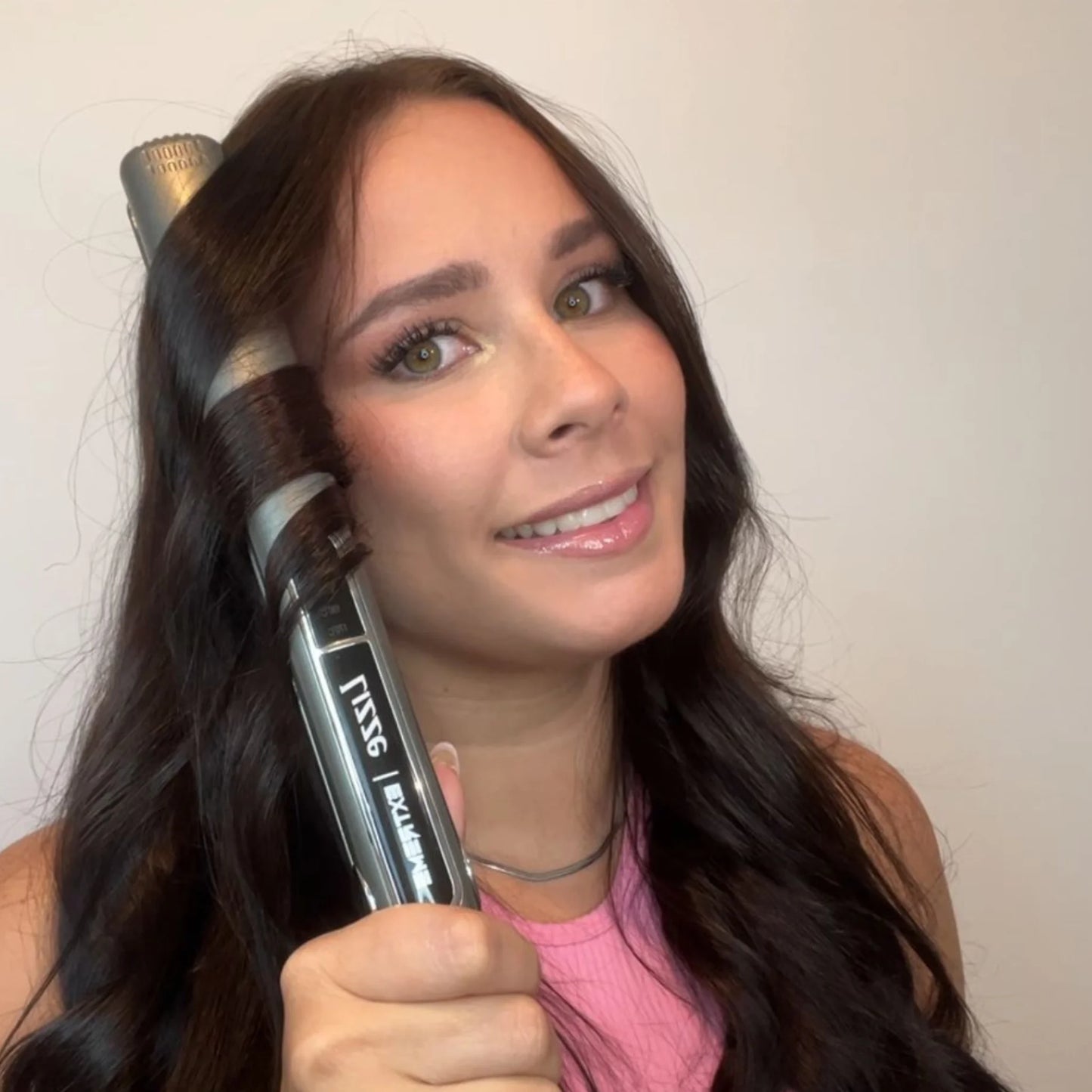 Mujer formando ondas con la plancha Lizze Extreme Titanio