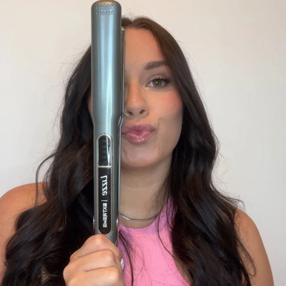 Modelo mostrando el acabado liso logrado con la plancha Lizze Extreme
