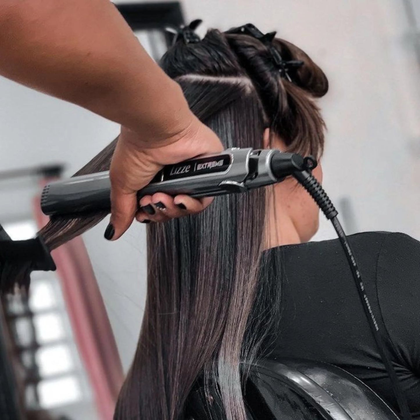 Plancha Lizze siendo utilizada en peluquería para alisado profesional
